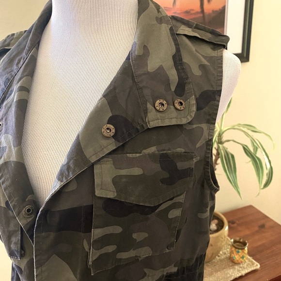 LOVE TREE  VEST CAMO,  M - Picture 6 of 16